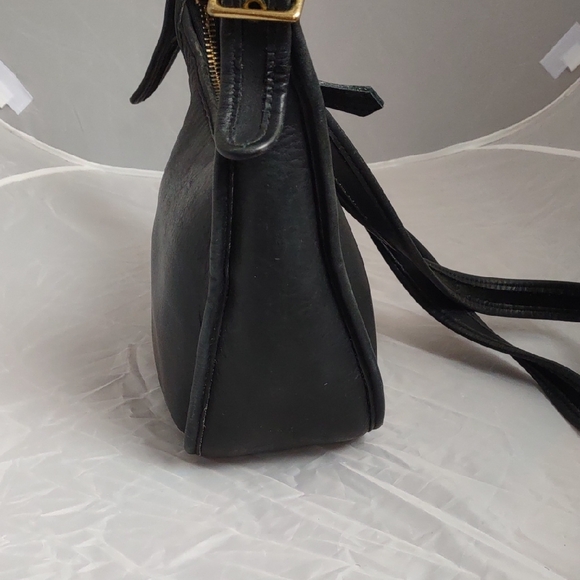 Elegant Black Leather Shoulder Bag - Picture 2 of 11